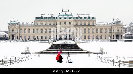 Wien, Österreich. 7 Feb, 2018. Touristen genießen den Schnee Landschaft im hoteleigenen Garten Belvedere in Wien, Österreich, Feb 7, 2018. Eine schwere Schnee hit Wien am Mittwoch. Credit: Pan Xu/Xinhua/Alamy leben Nachrichten Stockfoto