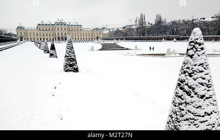 Wien, Österreich. 7 Feb, 2018. Touristen genießen den Schnee Landschaft im hoteleigenen Garten Belvedere in Wien, Österreich, Feb 7, 2018. Eine schwere Schnee hit Wien am Mittwoch. Credit: Pan Xu/Xinhua/Alamy leben Nachrichten Stockfoto