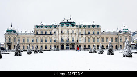 Wien, Österreich. 7 Feb, 2018. Ein Tourist genießt den Schnee Landschaft im hoteleigenen Garten Belvedere in Wien, Österreich, Feb 7, 2018. Eine schwere Schnee hit Wien am Mittwoch. Credit: Pan Xu/Xinhua/Alamy leben Nachrichten Stockfoto