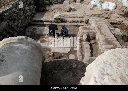 Caesarea, Israel. 8. Februar, 2018. Was Archäologen betrachten eine bemerkenswerte, seltene, bunte römischen Mosaik, wird bei Ausgrabungen in der Caesarea National Park aufgedeckt. Credit: Nir Alon/Alamy leben Nachrichten Stockfoto