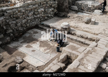 Caesarea, Israel. 8. Februar, 2018. Was Archäologen betrachten eine bemerkenswerte, seltene, bunte römischen Mosaik, wird bei Ausgrabungen in der Caesarea National Park aufgedeckt. Credit: Nir Alon/Alamy leben Nachrichten Stockfoto