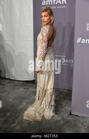 New York, USA. 7 Feb, 2018. Hailey Baldwin besucht die 2018 amfAR Gala New York bei Cipriani Wall Street am 7. Februar 2018 in New York City. Credit: Erik Pendzich/Alamy leben Nachrichten Stockfoto