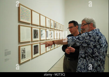 (180208) -- LOS ANGELES, Februar 8, 2018 (Xinhua) - Leute die Vorschau auf eine Ausstellung unter dem Titel "etwas ähnlich Wahrheit" präsentiert Jasper Johns' Kunst arbeitet in Los Angeles, USA, Februar 7, 2018. Die Ausstellung wird für die Öffentlichkeit von Februar 10 bis Mai 13 öffnen. (Xinhua / Li Ying) (jmmn) Stockfoto