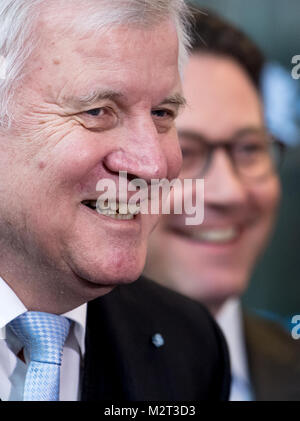 München, Deutschland. 08 Feb, 2018. Bayerischen Ministerpräsidenten Horst Seehofer (CSU) und Andreas Scheuer, CSU-Generalsekretär, zur Vorstandssitzung der CSU in München, Deutschland, 08. Februar 2018 ankommen. Credit: Sven Hoppe/dpa/Alamy leben Nachrichten Stockfoto