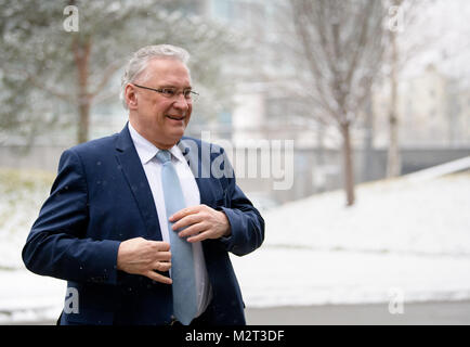 München, Deutschland. 08 Feb, 2018. Der bayerische Innenminister Joachim Herrmann (CSU), Ankunft in Executive Meeting der CSU in München, Deutschland, 08. Februar 2018. Credit: Matthias Balk/dpa/Alamy leben Nachrichten Stockfoto