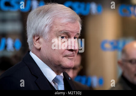 München, Deutschland. 08 Feb, 2018. Bayerischen Ministerpräsidenten Horst Seehofer (CSU) Ankunft in Executive Meeting der CSU in München, Deutschland, 08. Februar 2018. Credit: Sven Hoppe/dpa/Alamy leben Nachrichten Stockfoto