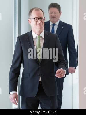 Frankfurt am Main, Deutschland. 08 Feb, 2018. Martin Zielke (L), Vorsitzender des Vorstands der Commerzbank und Stephan Engels, CFO, der Jahresrechnung drücken Sie der Bank Konferenz in Frankfurt Anreise am Main, Deutschland, 08. Februar 2018. Commerzbank verzeichnete einen Gewinn Zusammenbruch im vergangenen Jahr. Credit: Boris Roessler/dpa/Alamy leben Nachrichten Stockfoto