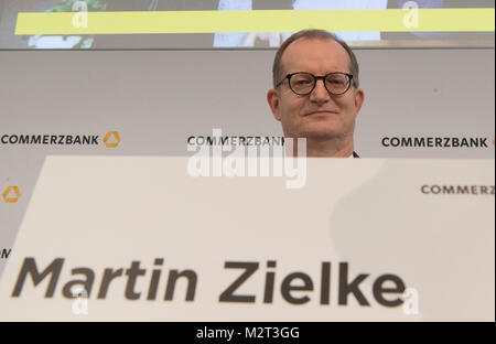 Frankfurt am Main, Deutschland. 08 Feb, 2018. Martin Zielke, Vorsitzender des Vorstands der Commerzbank, der Jahresrechnung drücken Sie der Bank Konferenz in Frankfurt Anreise am Main, Deutschland, 08. Februar 2018. Commerzbank verzeichnete einen Gewinn Zusammenbruch im vergangenen Jahr. Credit: Boris Roessler/dpa/Alamy leben Nachrichten Stockfoto