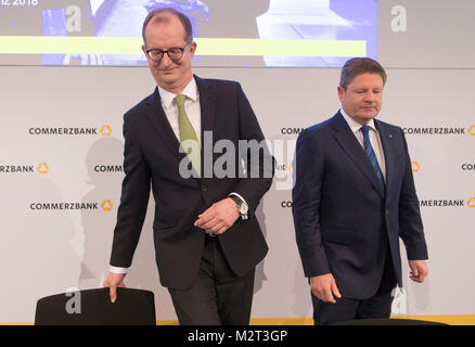 Frankfurt am Main, Deutschland. 08 Feb, 2018. Martin Zielke (L), Vorsitzender des Vorstands der Commerzbank und Stephan Engels, CFO, der Jahresrechnung drücken Sie der Bank Konferenz in Frankfurt Anreise am Main, Deutschland, 08. Februar 2018. Commerzbank verzeichnete einen Gewinn Zusammenbruch im vergangenen Jahr. Credit: Boris Roessler/dpa/Alamy leben Nachrichten Stockfoto