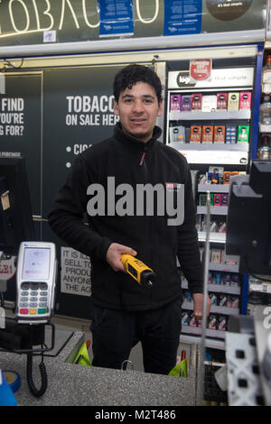 Cardiff, Wales, UK. 26. Januar 2018. Cardiff stellt Breathalyzers zu beliebten Geschäften in der Stadt einschliesslich SPAR auf St. Mary € ™ s Street. © sian Reekie Stockfoto