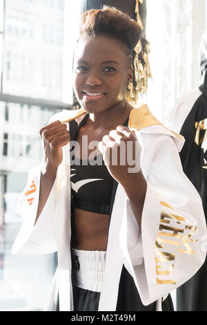 London, Großbritannien. 8 Feb, 2018. Welt und Olympischen Boxing champion Nicola Adams MBE startet eine Reihe von Sportbekleidung mit Everest weltweit ausschließlich in Selfridges Department Store verkauft werden. Die Sammlung besteht aus 10 Stücken, darunter lange Linie hoodies, crew Hals, und T-Shirts, die Casual Wear für Gebrauch entweder auf dem Weg zum Fitnessstudio oder andere Freizeitaktivitäten. Credit: ZUMA Press, Inc./Alamy leben Nachrichten Stockfoto