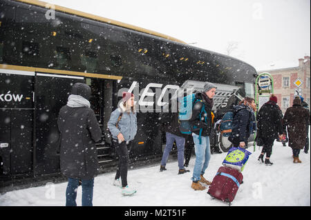 Bohumin, Tschechische Republik. 7 Feb, 2018. Passagiere von Leo Express kommen in Bohumin mit dem Bus eine Zugverbindung nach Prag zu holen. Credit: Omar Marques/SOPA/ZUMA Draht/Alamy leben Nachrichten Stockfoto