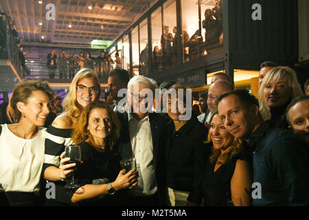 Seoul, Südkorea. 8 Feb, 2018. Deutsche Präsident Frank-Walter Steinmeier (M) und seine Frau Elke Buedenbender eine Partei der Deutschen Botschaft anlässlich der Olympischen Spiele 2018 in Seoul, Südkorea, 8. Februar 2018 teil. Credit: Maurizio Gambarini/dpa/Alamy leben Nachrichten Stockfoto