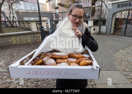 Wroclaw, Polen. 8 Feb, 2018. Fat Donnerstag ein traditionelles Tag in Polen so viele Paczki oder polnischen Donuts zu essen, wie Sie können. Credit: Krzysztof Kaniewski/ZUMA Draht/Alamy leben Nachrichten Stockfoto