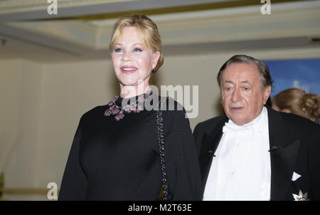 Wien, Österreich. 8 Feb, 2018. Österreichischen Milliardär Richard Lugner präsentiert uns Film star Melanie Griffith als Ehrengast am 8. Februar 2018 vor dem Opernball im Grand Hotel in Wien. Bild zeigt (L) Melanie Griffith und (R) Richard Lugner. Quelle: Franz Perc/Alamy leben Nachrichten Stockfoto