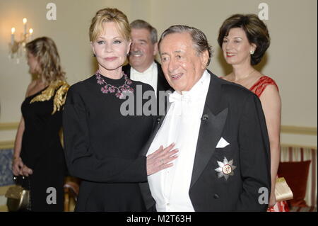 Wien, Österreich. 8 Feb, 2018. Österreichischen Milliardär Richard Lugner präsentiert uns Film star Melanie Griffith als Ehrengast am 8. Februar 2018 vor dem Opernball im Grand Hotel in Wien. Bild zeigt (L) Melanie Griffith und (R) Richard Lugner. Quelle: Franz Perc/Alamy leben Nachrichten Stockfoto