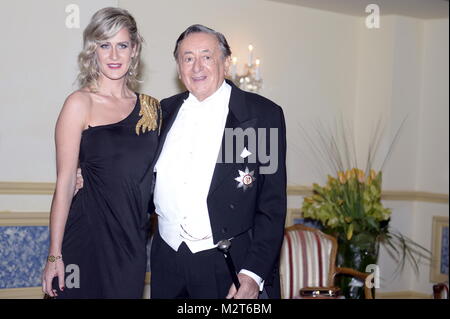 Wien, Österreich. 8 Feb, 2018. Österreichischen Milliardär Richard Lugner präsentiert uns Film star Melanie Griffith als Ehrengast am 8. Februar 2018 vor dem Opernball im Grand Hotel in Wien. Bild zeigt (L) Simona und (R) Richard Lugner. Quelle: Franz Perc/Alamy leben Nachrichten Stockfoto