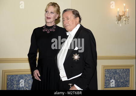 Wien, Österreich. 8 Feb, 2018. Österreichischen Milliardär Richard Lugner präsentiert uns Film star Melanie Griffith als Ehrengast am 8. Februar 2018 vor dem Opernball im Grand Hotel in Wien. Bild zeigt (L) Melanie Griffith und (R) Richard Lugner. Quelle: Franz Perc/Alamy leben Nachrichten Stockfoto