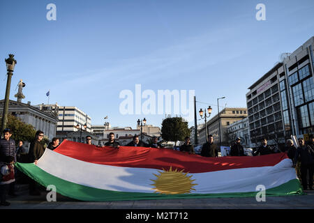 Athen, Griechenland. 8 Feb, 2018. Eine große kurdische Flagge bei der Vorführung gesehen. Kurden in Athen auf dem Weg zur türkischen Botschaft marschierte der Protest gegen den Völkermord geschehen in Afrin. Credit: Nikolas Joao Kokovlis/SOPA/ZUMA Draht/Alamy leben Nachrichten Stockfoto