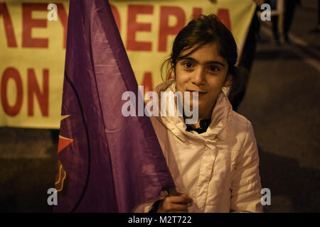 Athen, Griechenland. 8 Feb, 2018. Ein junges Mädchen während der Vorführung gesehen. Kurden in Athen marschierten in Richtung der türkischen Botschaft der Protest gegen den Völkermord geschehen in Afrin. Credit: Nikolas Joao Kokovlis/SOPA/ZUMA Draht/Alamy leben Nachrichten Stockfoto