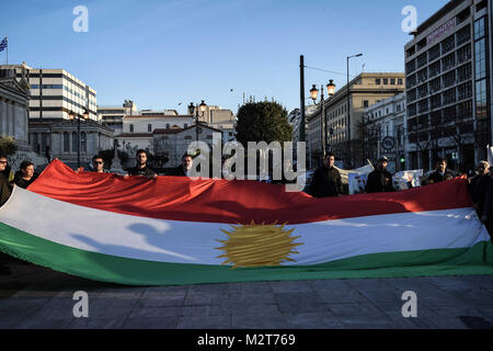 Athen, Griechenland. 8 Feb, 2018. Eine große kurdische Flagge bei der Vorführung gesehen. Kurden in Athen auf dem Weg zur türkischen Botschaft marschierte der Protest gegen den Völkermord geschehen in Afrin. Credit: Nikolas Joao Kokovlis/SOPA/ZUMA Draht/Alamy leben Nachrichten Stockfoto