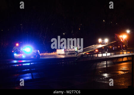 Letzte Fahrzeug eines Fahrzeugs crass auf der A55, erholte sich in der Nacht mit der Polizei und der Rettungsdienste, Flintshire, Wales, Großbritannien Stockfoto