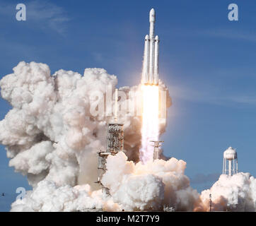 Cape Canaveral, Florida, USA. 6 Feb, 2018. Die SpaceX Falcon schwere Knalle weg von Pad 39A am Kennedy Space Center in Florida auf der Demonstration Mission Durchführung CEO Elon Musk Cherry Red Tesla Roadster auf eine Umlaufbahn in der Nähe von Mars. Credit: Gene Blevins/ZUMA Draht/Alamy leben Nachrichten Stockfoto