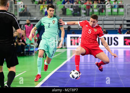 Ljubljana, Slowenien. 8 Februiary, 2018. Andre Coelho (L) von Portugal Mias mit Romulo in Russland während des UEFA-Futsal-EURO Meisterschaft Halbfinale 2018 Match zwischen Russland und Portugal in Ljubljana, Slowenien am 8. Februar 2018. © Jure Makovec Credit: Jure Makovec/Alamy leben Nachrichten Stockfoto