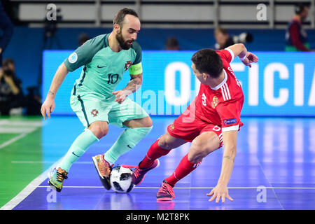 Ljubljana, Slowenien. 8 Februiary, 2018. Ricardinho (L) von Portugal Mias mit Romulo in Russland während des UEFA-Futsal-EURO Meisterschaft Halbfinale 2018 Match zwischen Russland und Portugal in Ljubljana, Slowenien am 8. Februar 2018. © Jure Makovec Credit: Jure Makovec/Alamy leben Nachrichten Stockfoto