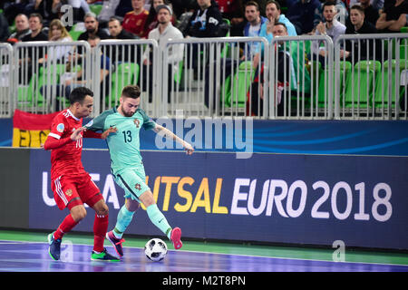 Ljubljana, Slowenien. 8 Februiary, 2018. Robinho (L) oder Russland Mias mit Tiago Brito von Portugal während der UEFA Futsal Euro Meisterschaft Halbfinale 2018 Match zwischen Russland und Portugal in Ljubljana, Slowenien am 8. Februar 2018. © Jure Makovec Credit: Jure Makovec/Alamy leben Nachrichten Stockfoto