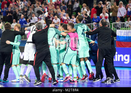 Ljubljana, Slowenien. 8 Februiary, 2018. Portugal futsal Spieler feiern nach dem Sieg im Halbfinale gegen Russland während der UEFA-Futsal-EURO-Meisterschaft 2018 in Ljubljana, Slowenien am 8. Februar 2018. © Jure Makovec Credit: Jure Makovec/Alamy leben Nachrichten Stockfoto