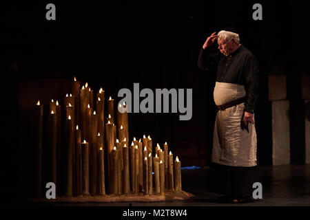 Cardiff, Großbritannien. 7. Feb 2018. Tosca von der Welsh National Opera durchgeführt. Donald Maxwell als Sakristan Credit: Thomas Bowles/Alamy leben Nachrichten Stockfoto