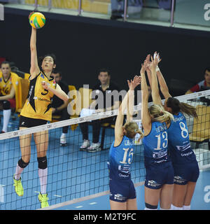 (180209) - Istanbul, Februar 9, 2018 (Xinhua) - vakifbank player Zhu Ting (L) Spitzen der Kugel während der 2018 CEV Champions League Gruppe D Match zwischen Vakifbank und Dinamo Moskau in Istanbul, Türkei, am 8. Februar, 2018. Vakifbank gewann 3-2. (Xinhua / Er Canling) Stockfoto