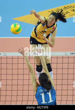 (180209) - Istanbul, Februar 9, 2018 (Xinhua) - vakifbank player Zhu Ting (zurück) Spitzen der Kugel während der 2018 CEV Champions League Gruppe D Match zwischen Vakifbank und Dinamo Moskau in Istanbul, Türkei, am 8. Februar, 2018. Vakifbank gewann 3-2. (Xinhua / Er Canling) Stockfoto