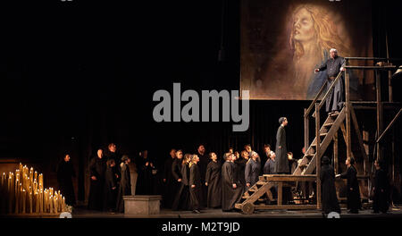 Cardiff, Großbritannien. 7. Feb 2018. Tosca von der Welsh National Opera durchgeführt. Der mesner Donald Maxwell und der Kinder Chor der Welsh National Opera Credit: Thomas Bowles/Alamy leben Nachrichten Stockfoto