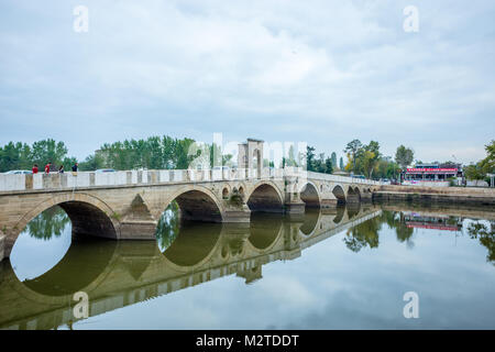 Querformat von Meric Brücke auf Meric Fluss mit blauer Himmel in Edirne, Türkei. vom 17. Oktober 2015 Stockfoto