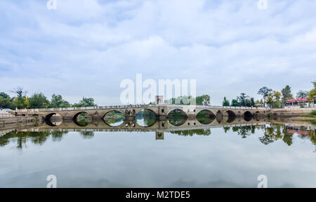 Querformat von Meric Brücke auf Meric Fluss mit blauer Himmel in Edirne, Türkei. vom 17. Oktober 2015 Stockfoto