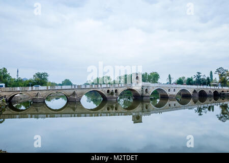 Querformat von Meric Brücke auf Meric Fluss mit blauer Himmel in Edirne, Türkei. vom 17. Oktober 2015 Stockfoto