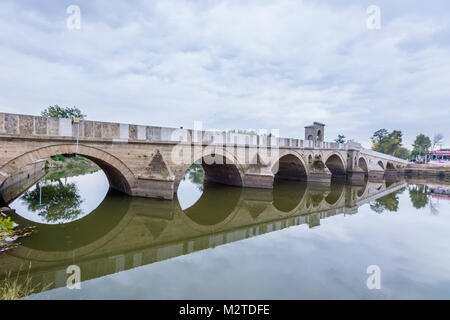 Querformat von Meric Brücke auf Meric Fluss mit blauer Himmel in Edirne, Türkei. vom 17. Oktober 2015 Stockfoto