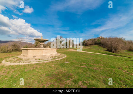 Monterano (Italien) - ein Geist der mittelalterlichen Stadt im Land der Region Latium, in der Provinz von Rom gelegen, thront auf dem Gipfel des Hügels tuff. Stockfoto