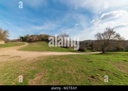 Monterano (Italien) - ein Geist der mittelalterlichen Stadt im Land der Region Latium, in der Provinz von Rom gelegen, thront auf dem Gipfel des Hügels tuff. Stockfoto