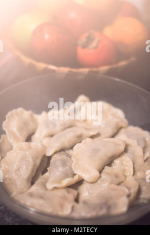 Traditionelles polnisches Essen genannt Pierogi in eine Glasschüssel bereit, um bedient zu werden. Stockfoto