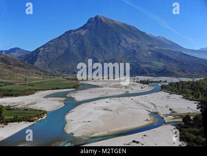 Der Fluss Vjosa (Grenzfluss mit Griechenland) - einer der letzten wilden Flüsse Europas - mit einem natürlichen Flusslauf und einem breiten Kies Bar, dargestellt am 16.10.2017. Foto: Reinhard Kaufhold | Verwendung weltweit Stockfoto