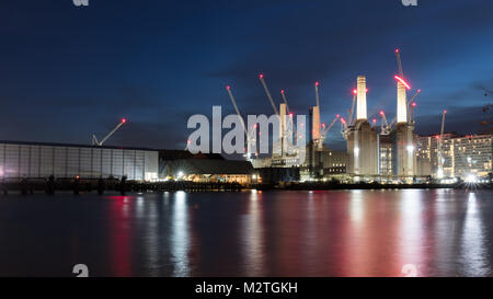 London, England; Blick über die Themse in der Nacht. Battersea Power Station Stockfoto