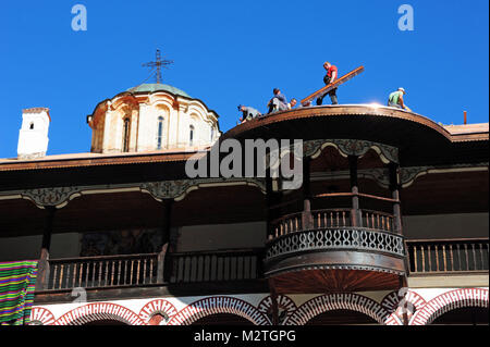 Reparaturen durchgeführt, die auf dem Dach im Kloster des Hl. Ivan von Rila, ein UNESCO-Weltkulturerbe, im Südwesten von Bulgarien, dargestellt am 12.10.2017. | Verwendung weltweit Stockfoto