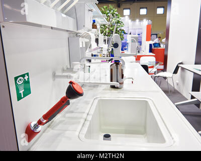 Arbeitstisch im chemischen Labor Stockfoto