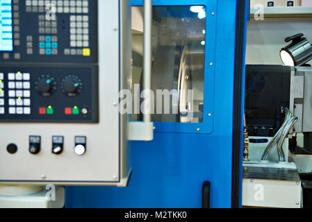 CNC-Drehmaschine mit Fräser und Werkstück Stockfoto