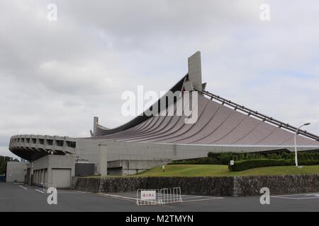 Die Kenzo Tange entworfene Yoyogi National Gymnasium (1 Gymnasium). Für die Olympischen Spiele 1964 gebaut, wird es für den Handballsport in 2020 verwendet werden. (2017) Stockfoto