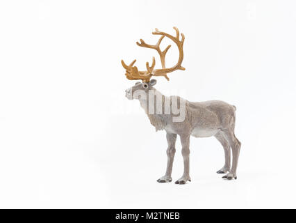 Figurine eines Hirsches auf einem weißen Hintergrund. Element für Weihnachten, Silvester. Seitenansicht Stockfoto
