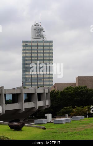 Die Kenzo Tange entworfene Yoyogi National Gymnasium (2 Gymnasium) für die Olympischen Spiele 1964 mit dem NHK Broadcasting Center im Hintergrund auf. Stockfoto